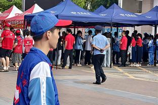 菲菲在现场：北京气温骤降 阿不都踩场时穿上棉裤